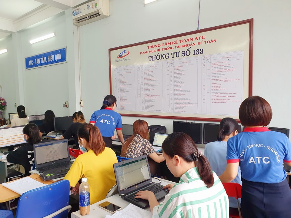 học kế toán thực hành tại thanh hóa MỘT CHIỀU ĐI NGANG CON ĐƯỜNG NÀY...THẤY TẤP NẬP NGƯỜI HỌC BÊN TRONG...NGẬP NGỪNG TỰ HỎI SAO ĐÔNG THẾ...