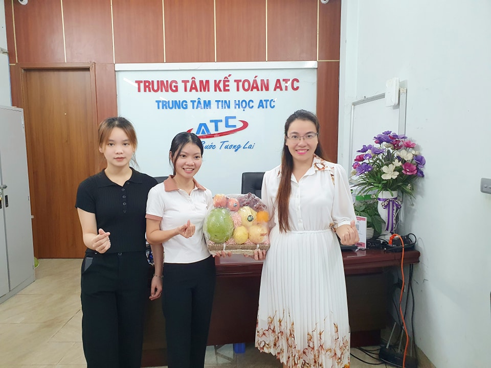Hoc ke toan thuc hanh o thanh hoa SÁNG MÙNG 1, SẾP ATC NHẬN QUÀ CỦA HỌC VIÊN TỐT NGHIỆP...Các em nói: Cả 1 lộ trình học ở ATC các em nhận