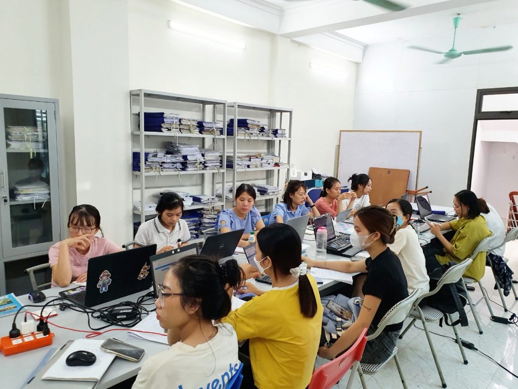 Học kế toán tại thanh hóa Màu áo rất đẹp!Xanh của nhiệt huyết, của dễ chịu, điềm đạm... & CHUYÊN NGHIỆPMôi trường làm việc chuyên nghiệp,