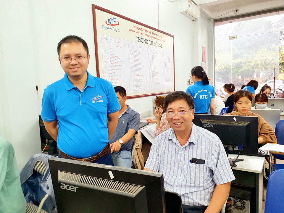 Hoc ke toan thue o thanh hoa 60 TUỔI, BÁC VẪN MIỆT MÀI MỖI NGÀY ĐẾN ATC THỰC HÀNH LÀM KẾ TOÁNThầy cô giáo ATC 15 năm kinh nghiệm
