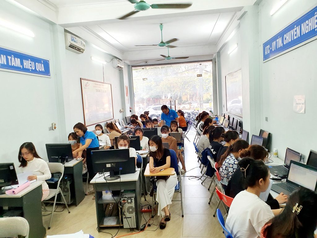 Hoc ke toan thue o thanh hoa Lớp học sáng nay... Có kiên trì, ắt có thành công... Thầy cô tận tụy, trò kiên trì nên thế hệ học trò ATC rất