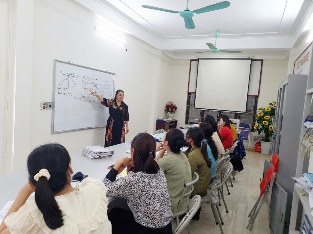 Hoc ke toan thuc hanh tai thanh hoa "CÁCH GIẢNG CỦA CÔ RẤT NGỌT NGÀO, SAO MÀ CUỐN HÚT QUÁ"... Lớp chiều qua, Học viên nghe giảng xong tâm