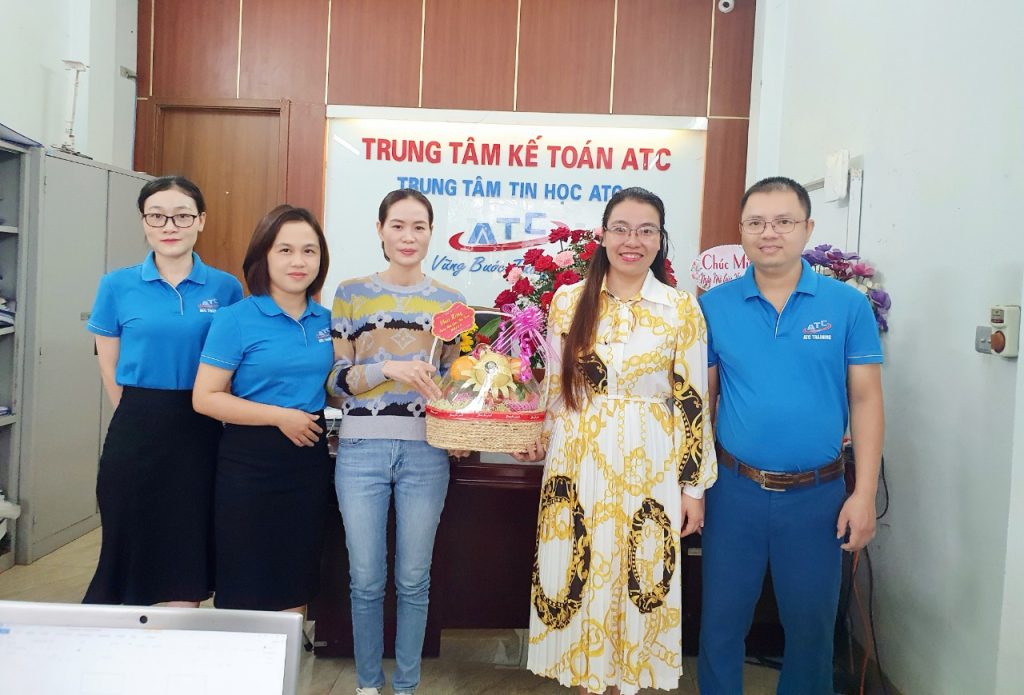 Học kế toán thuế tại Thanh Hoá HỌC VIÊN TẶNG QUÀ... LẠI CÒN LÀM VIDEO XÚC ĐỘNG TẶNG THẦY CÔ ATC"Từng trang giáo án như những bông