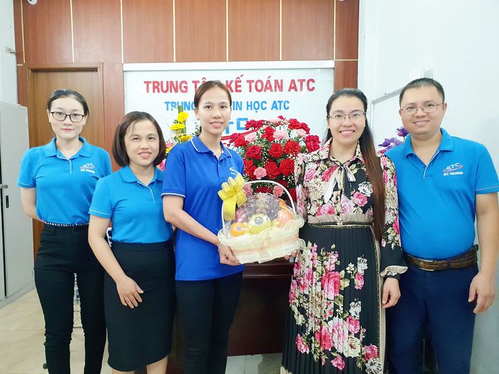 Trung tâm kế toán tại thanh hóa Bánh chưng xanh bên dưa hấu đỏCành mai vàng bên cành đào xinhTết năm nay chúng ta thêm một tuổiCho tôi xin
