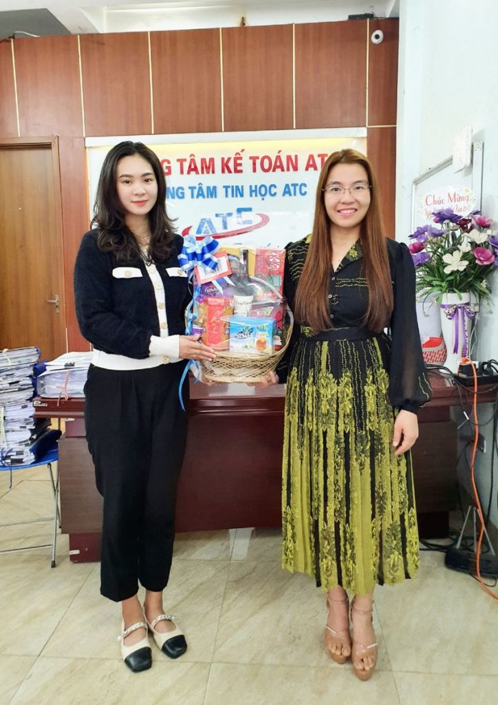 Trung tam ke toan tai thanh hoa LẶN LỘI TỪ HÀ TRUNG 30km RA TẶNG QUÀ TẾT Cô giáo...Cảm ơn em Giang Học viên ATCATC phải trao đi GIÁ TRỊ