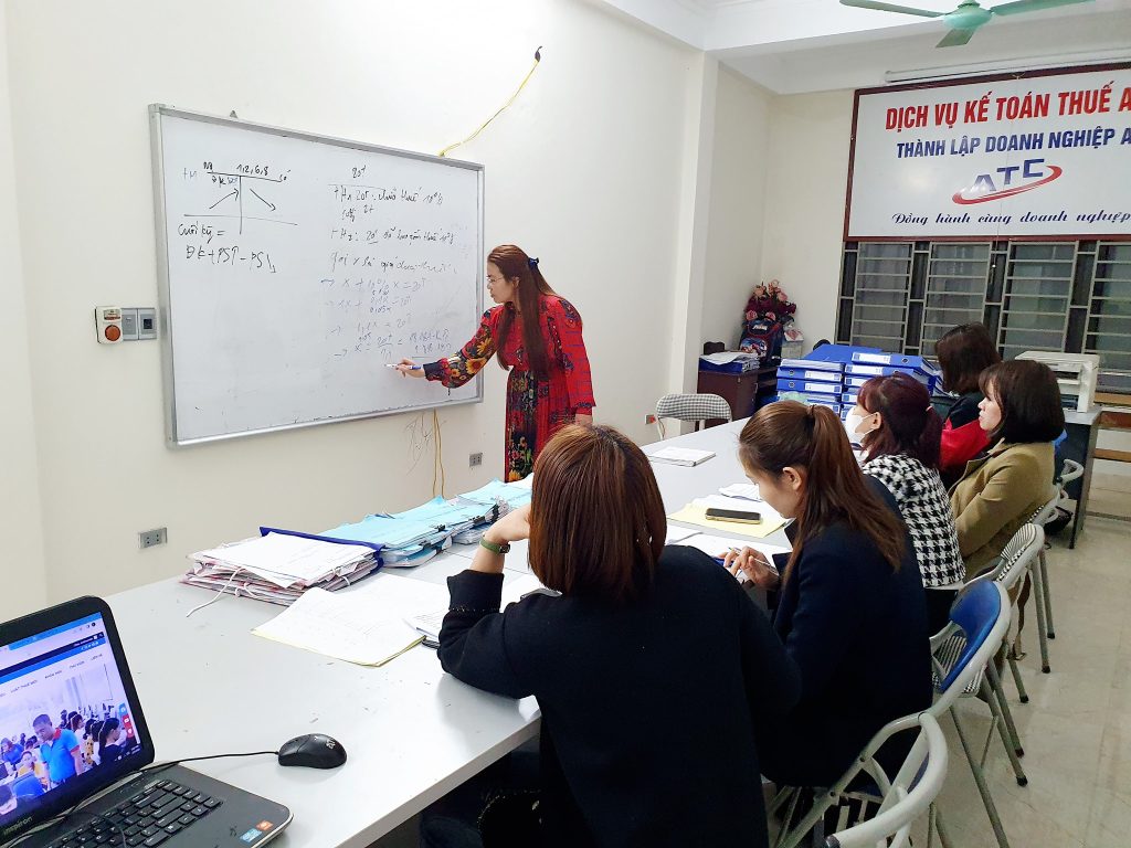 lop dao tao ke toan tai thanh hoa Vì đường xa ướt mưa, anh hứa sẽ đưa em về.Nhưng không ai đưa về thì em vẫn quyết tâm đến ATC để được