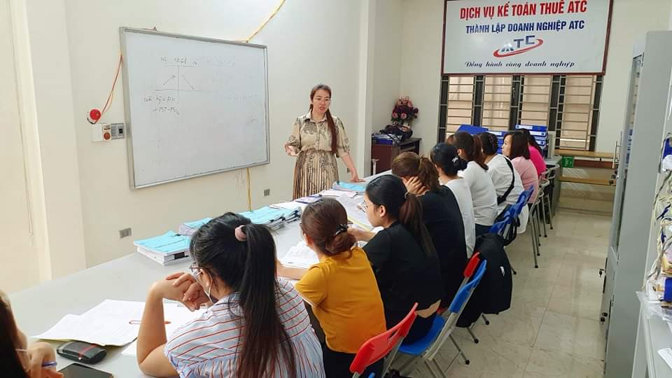 Học kế toán thực tế tại thanh hóa Bạn Thu một học viên mới của trung tâm kế toán ATC vừa học buổi đầu lý thuyết kế toán đã đưa ra lời nhận xét