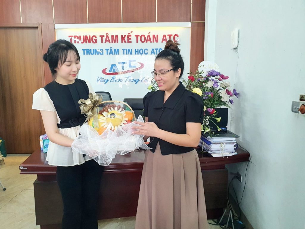 Học kế toán ở thanh hóa “Tháng năm dầu dãi nắng mưaCon đò trí thức thầy đưa bao ngườiQua sông giữ lại nụ cườiTình yêu xin tặng